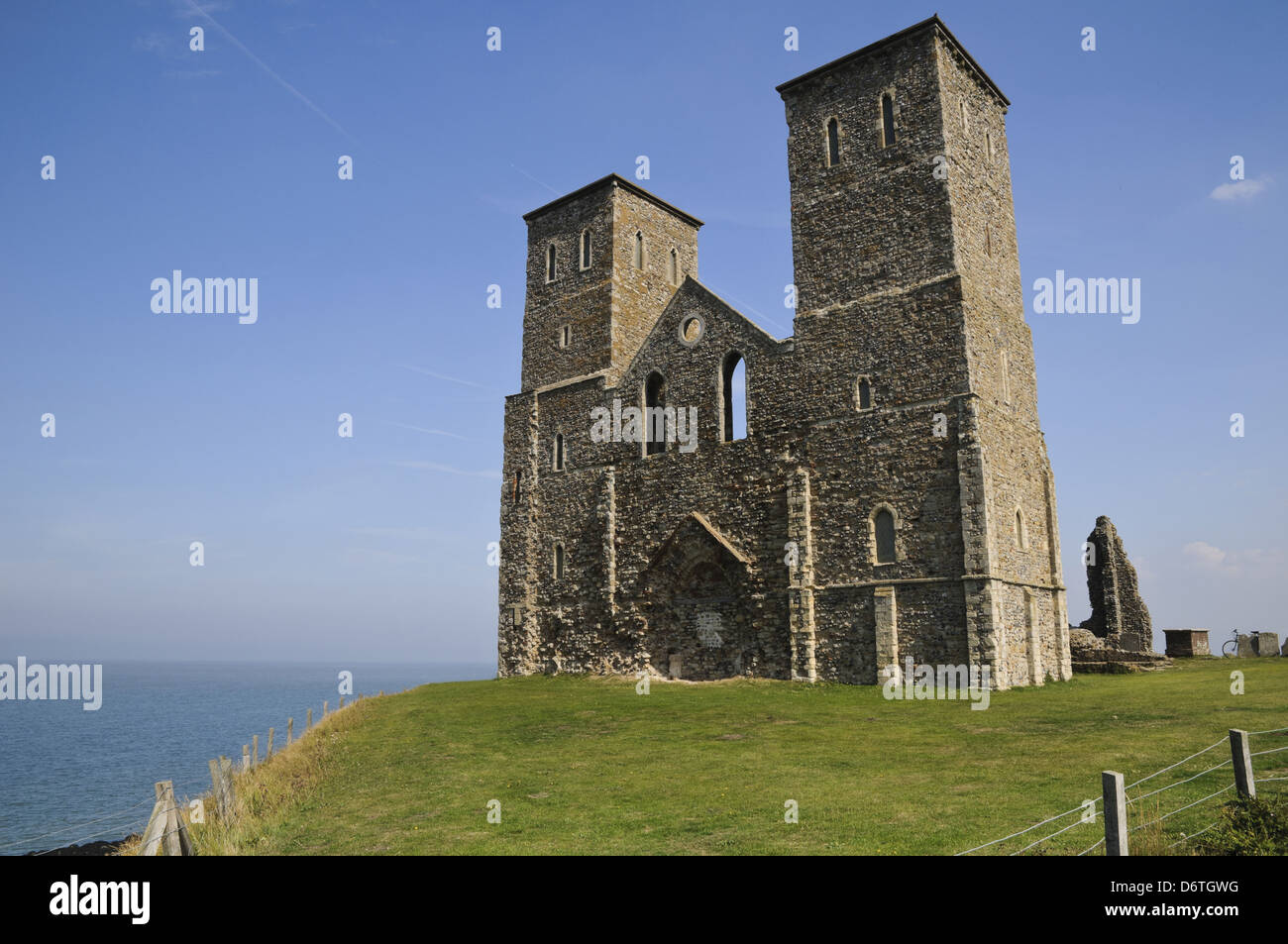 Vista de la iglesia en ruinas del siglo XII y la costa, la Iglesia de Santa María, Country Park, Reculver Reculver, Kent, Inglaterra, Agosto Foto de stock