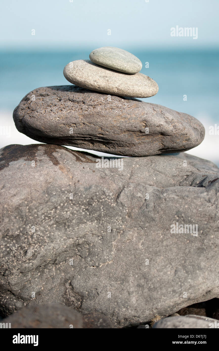 Piedras Zen frente al océano Foto de stock
