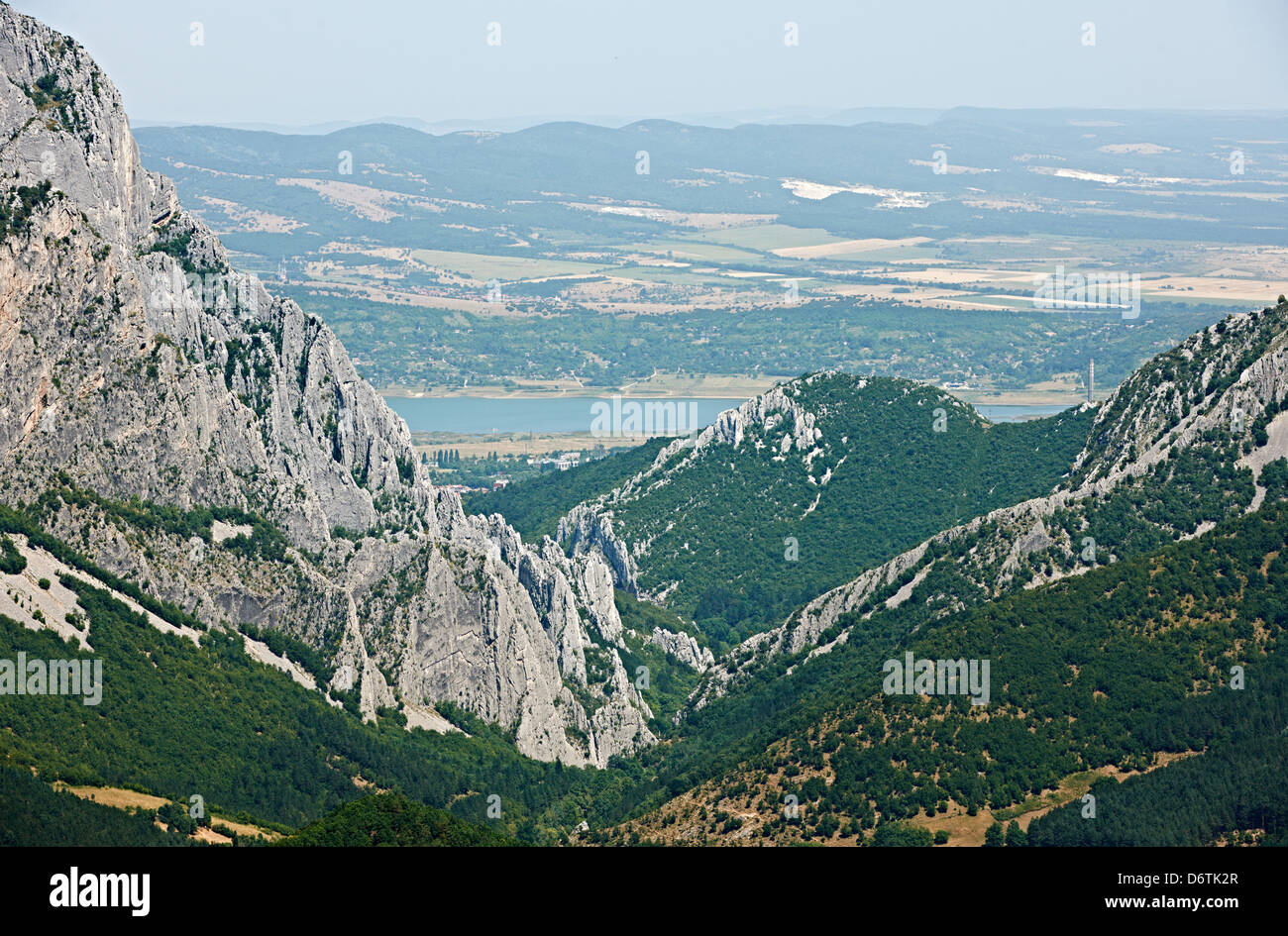 El fenómeno del rock Vratsata cercano a la ciudad de Vratsa, en el norte de Bulgaria, paisaje de verano Foto de stock