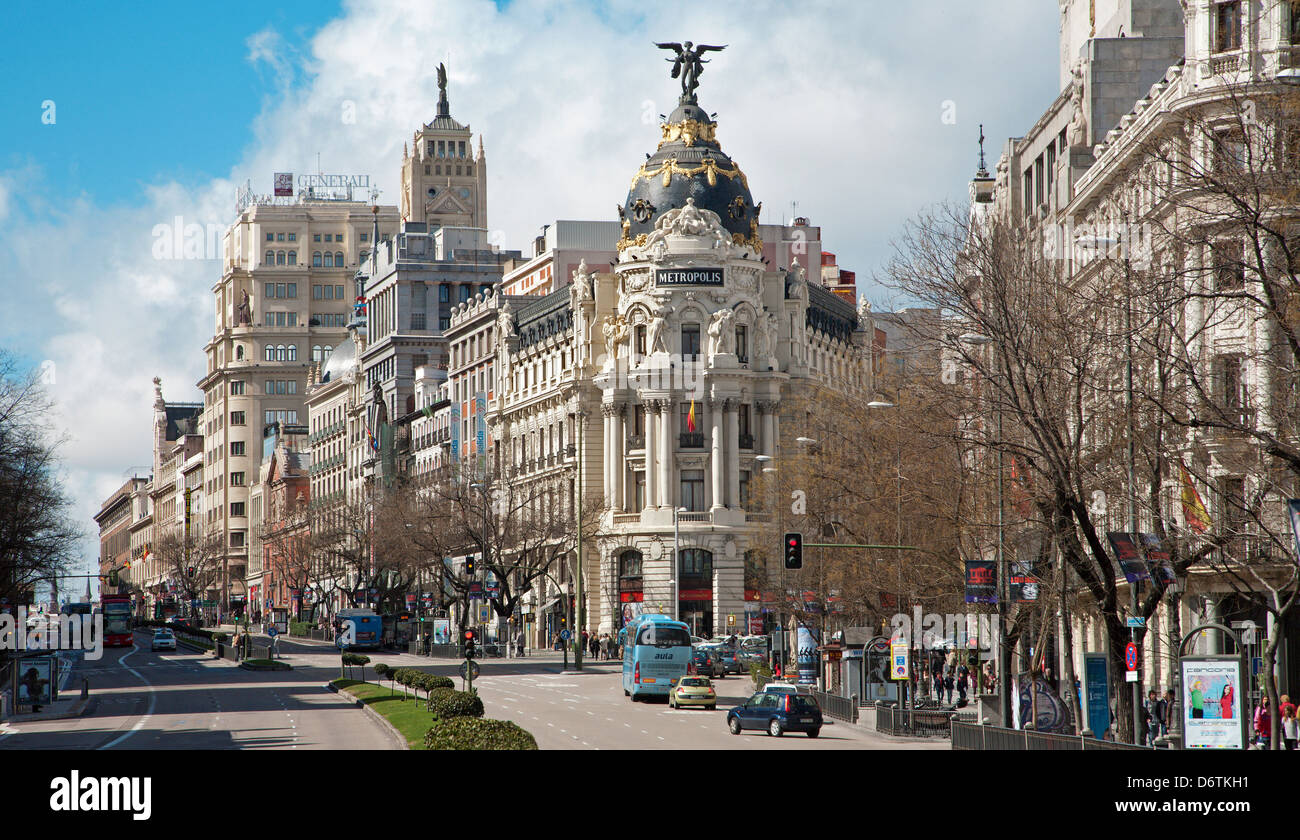 Madrid - mirar desde la Plaza de Cibeles para escalar la calle de Alcalá y el edificio Metrópolis Foto de stock