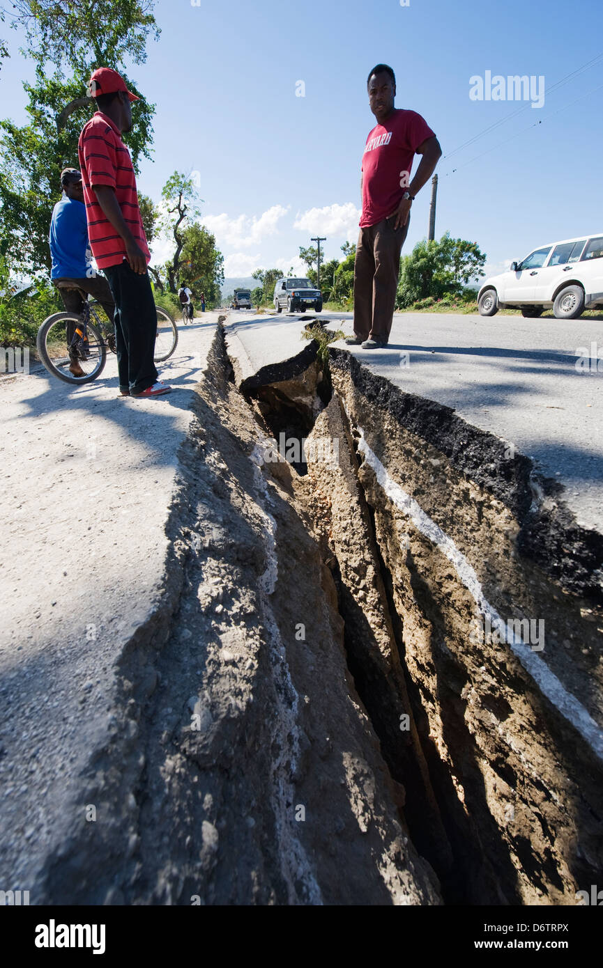 Terremoto fisuras en la carretera entre Puerto Príncipe y Leogane