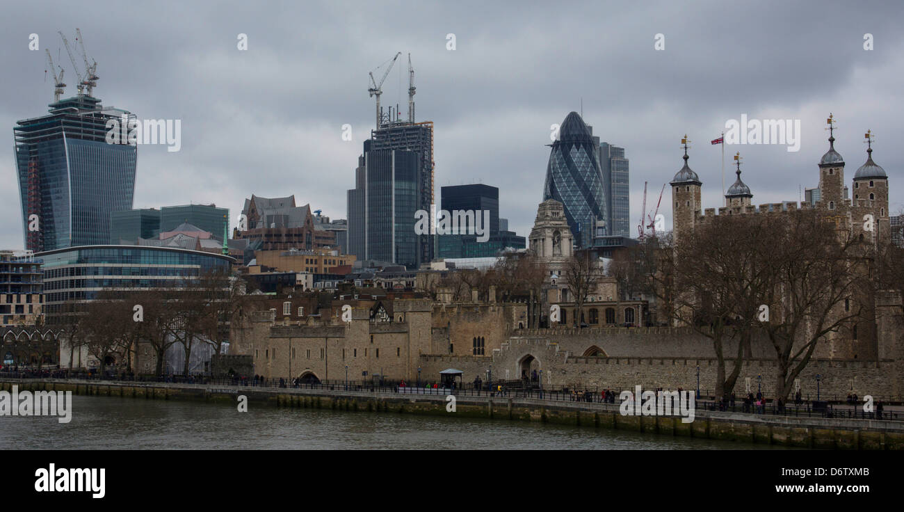 El viejo y el nuevo horizonte de Londres. Foto de stock