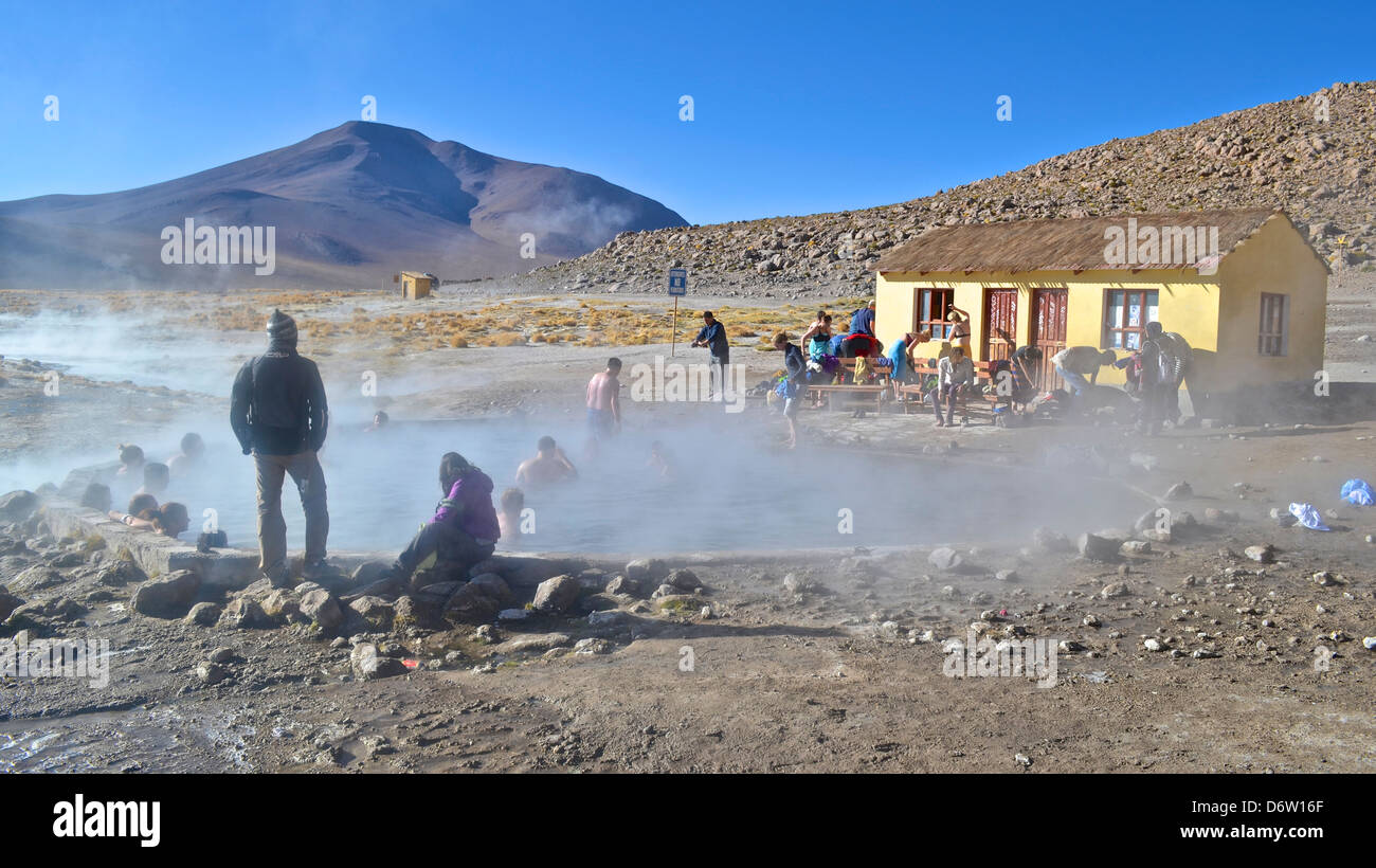 A los turistas disfrutar de las aguas termales naturales en Laguna Verde,  Bolivia Fotografía de stock - Alamy