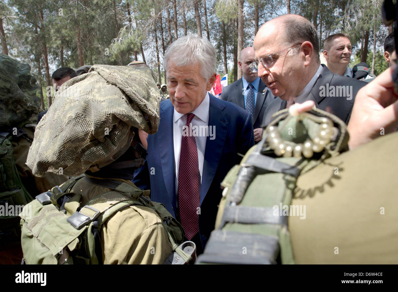 El Secretario de Defensa de EE.UU Chuck Hagel y el Ministro de Defensa israelí Moshe Ya'alon, hablar con los miembros de la K-9 de la unidad de fuerzas especiales en el campamento de Adán Abril 23, 2013 en Jerusalén, Israel. Hagel está en Israel en un viaje de seis días al Medio Oriente. Foto de stock