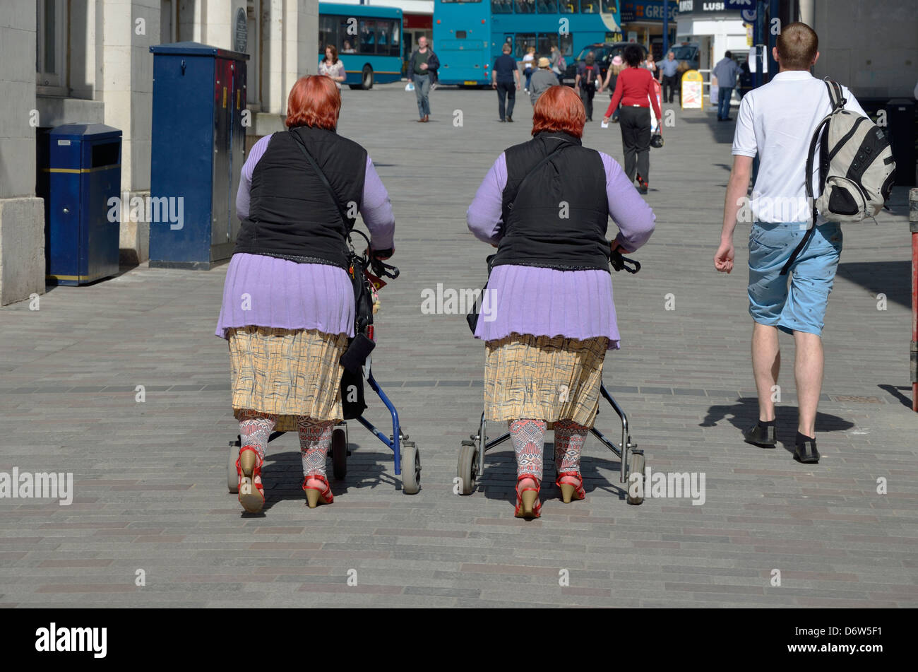 Maidstone, Kent, Inglaterra, Reino Unido. Dos mujeres de mediana edad los gemelos idénticos (mujeres) visten la misma Foto de stock