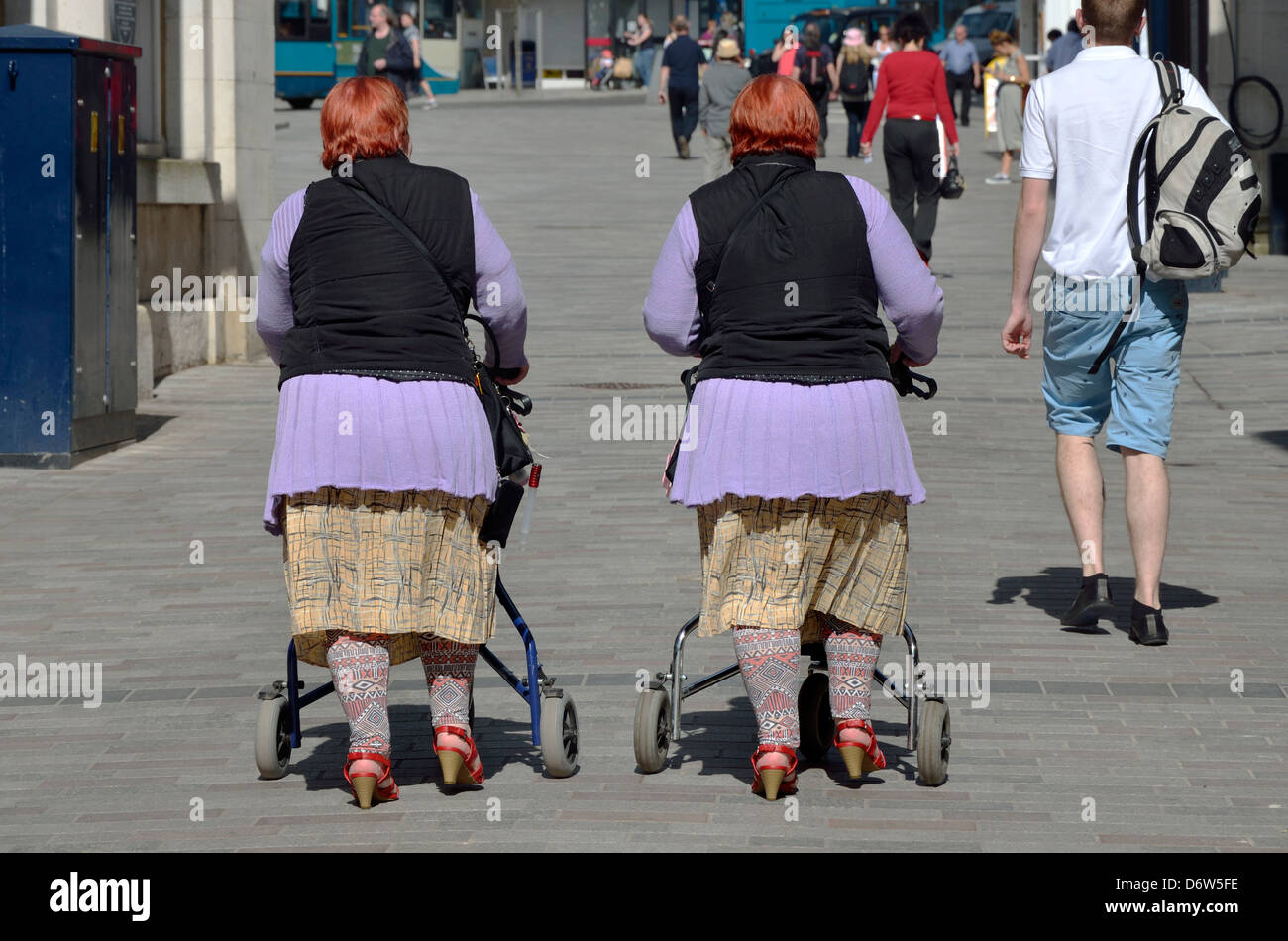 Maidstone, Kent, Inglaterra, Reino Unido. Dos mujeres de mediana edad los gemelos idénticos (mujeres) visten la misma Foto de stock