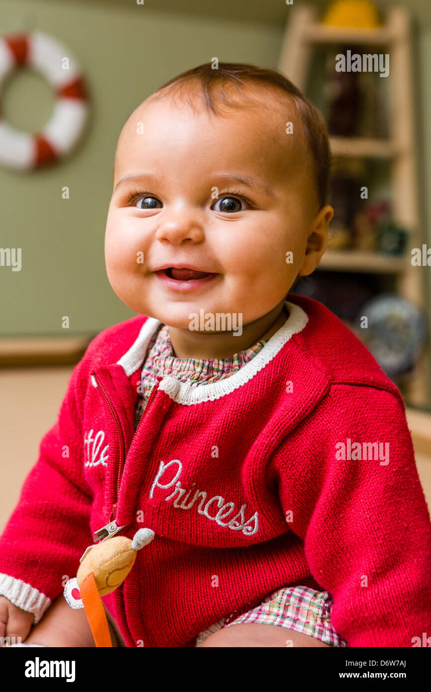 Cerrar bebé en pijama rojo Fotografía de stock - Alamy