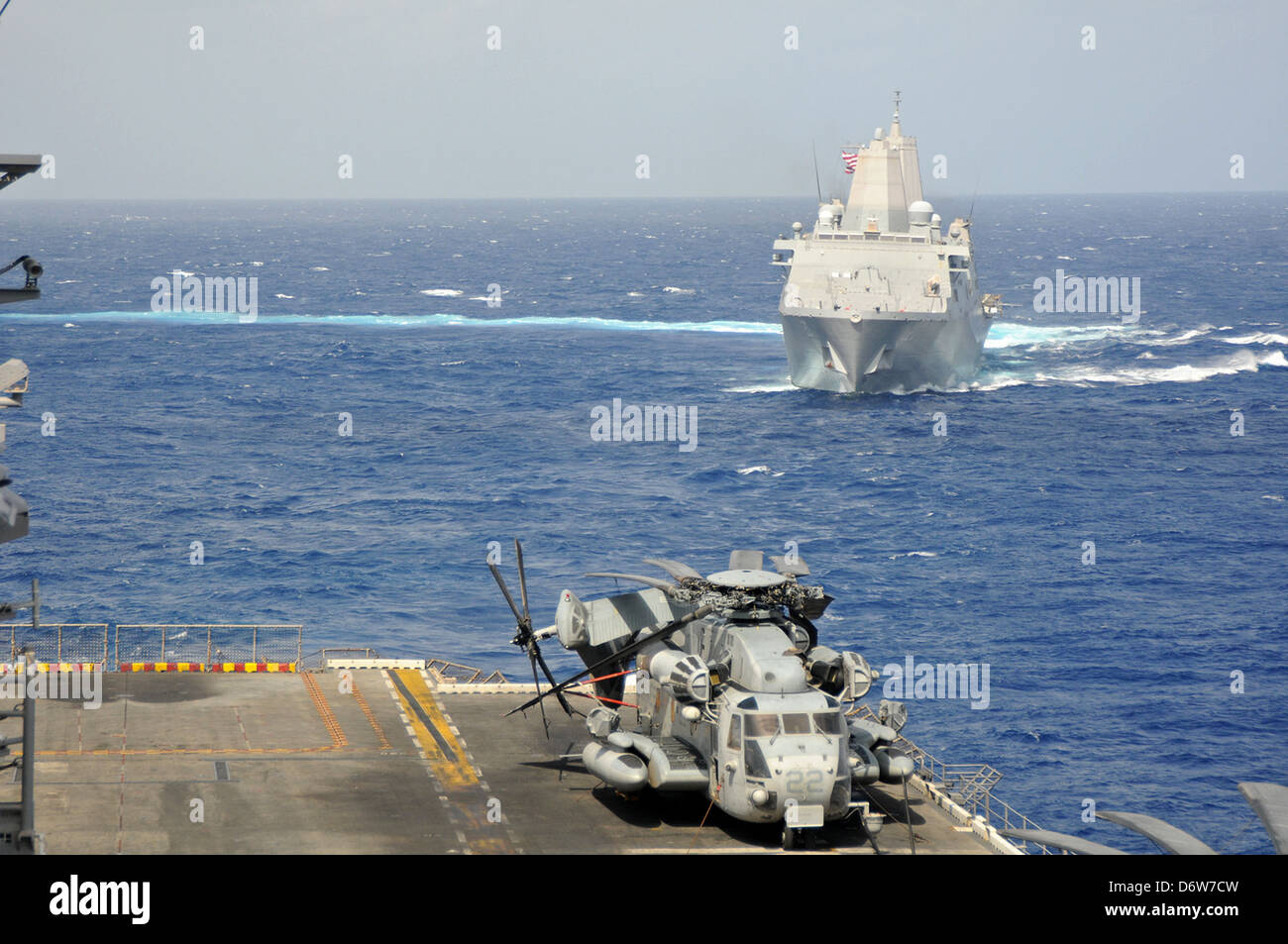 US Navy ship dock anfibio USS Green Bay durante las operaciones el 23 de abril de 2013 en el Océano Pacífico. Foto de stock