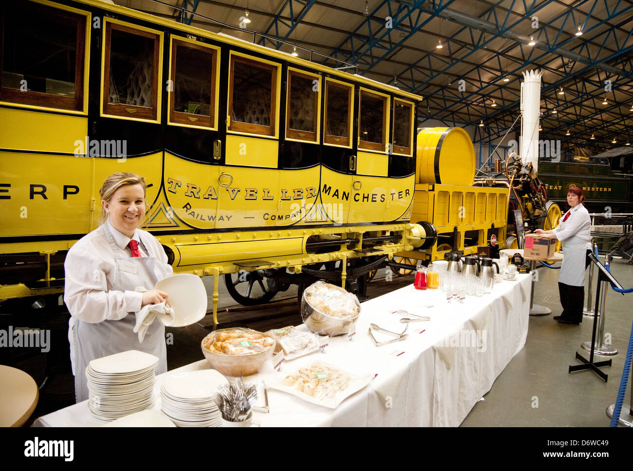 Alegre personal de catering en el National Railway Museum, York, Yorkshire, Reino Unido Foto de stock