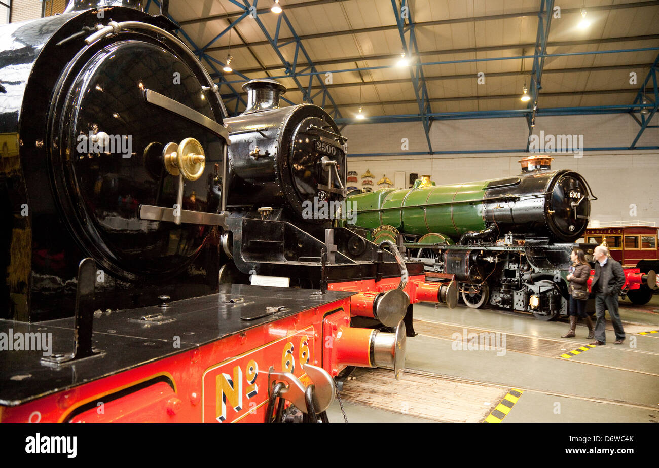 La gente que busca en los motores de vapor dentro del National Railway Museum, York, Yorkshire, Reino Unido Foto de stock