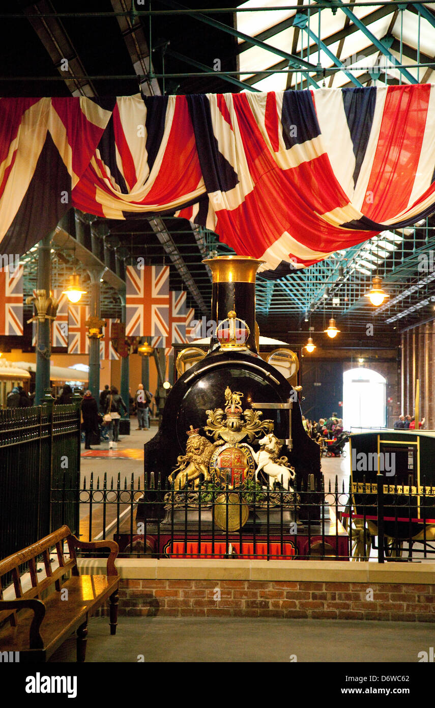 Una locomotora de motor de vapor y banderas de unión en el Museo Nacional del Ferrocarril, York, Gran Bretaña, Reino Unido Foto de stock