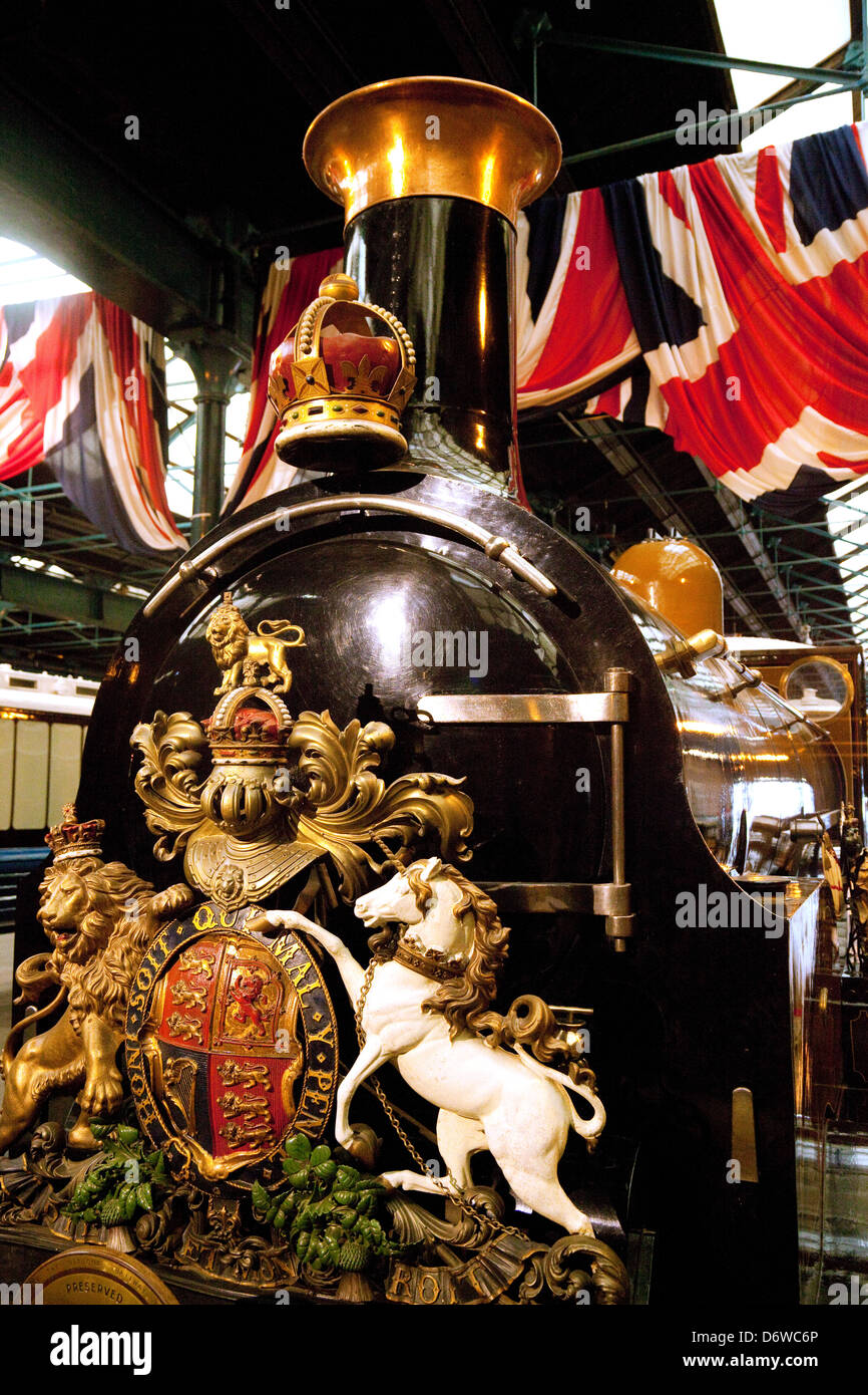 Una antigua máquina de vapor en el National Railway Museum, York, REINO UNIDO Foto de stock