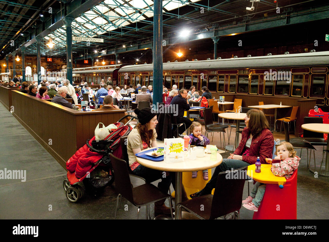 Familia comiendo y bebiendo en el 'Breve encuentro' cafe National Railway Museum, York, Yorkshire, Reino Unido Foto de stock