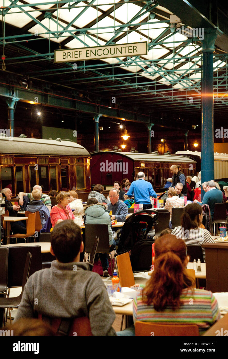 La gente en la cafetería conocida como 'Breve encuentro', el National Railway Museum, York, REINO UNIDO Foto de stock