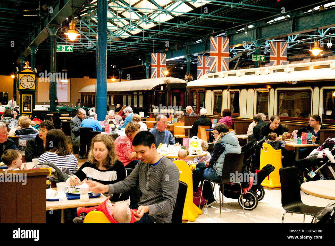 Gente comiendo y bebiendo en el cafe, el National Railway Museum, York, REINO UNIDO Foto de stock