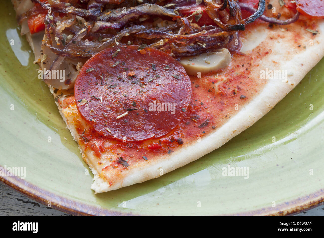 Sin gluten y queso/ libre lácteos pizza con pepperoni y cebolla roja Foto de stock