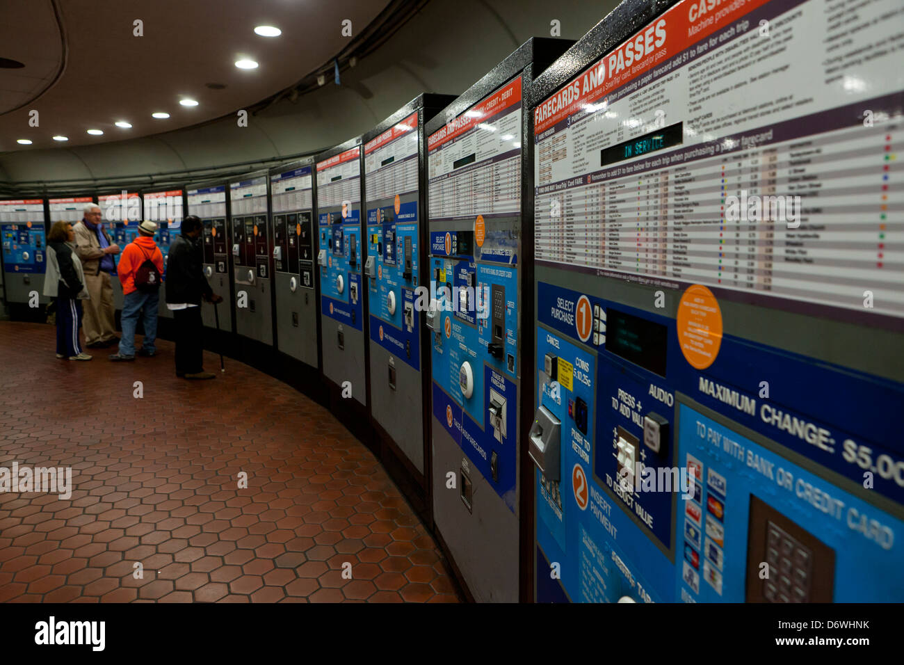 Las máquinas expendedoras de billetes de metro - Washington, DC, EE.UU. Foto de stock