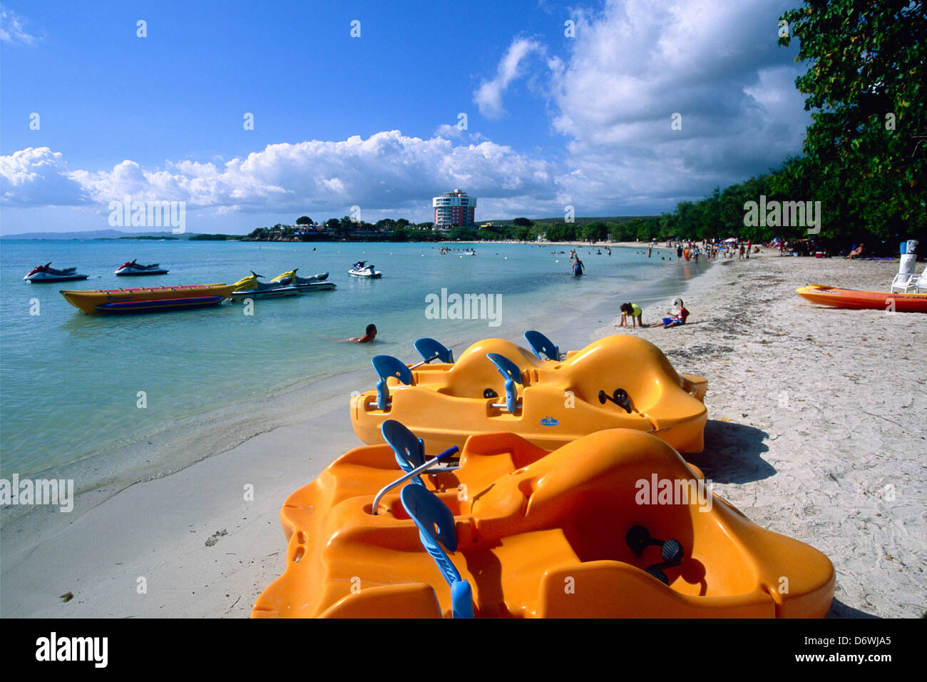 Puerto Rico, Guánica, Playa Santa, botes de remos en la playa Fotografía de  stock - Alamy