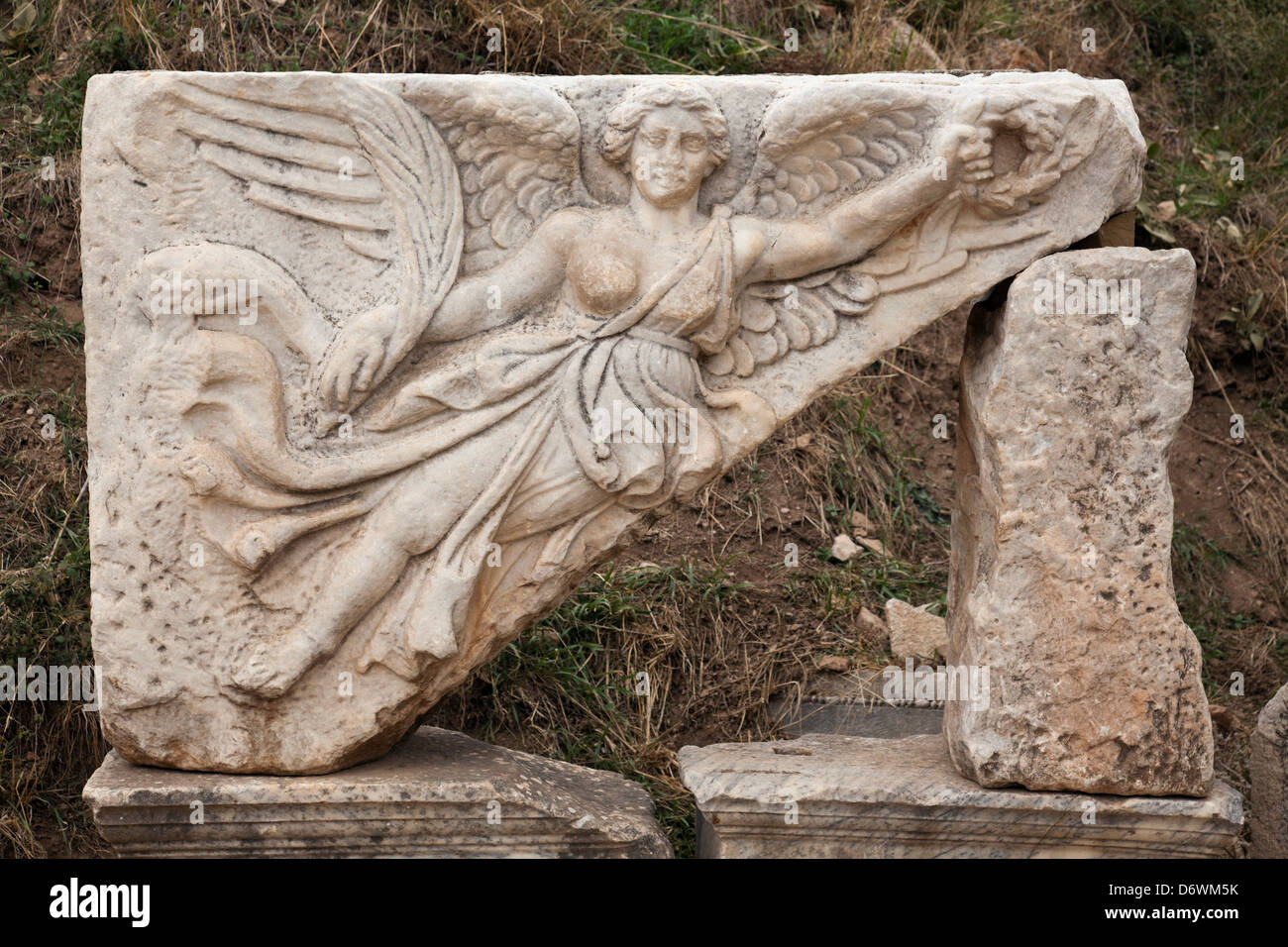 Turquía, Éfeso, alivio de mármol de Nike, la diosa de la victoria  Fotografía de stock - Alamy