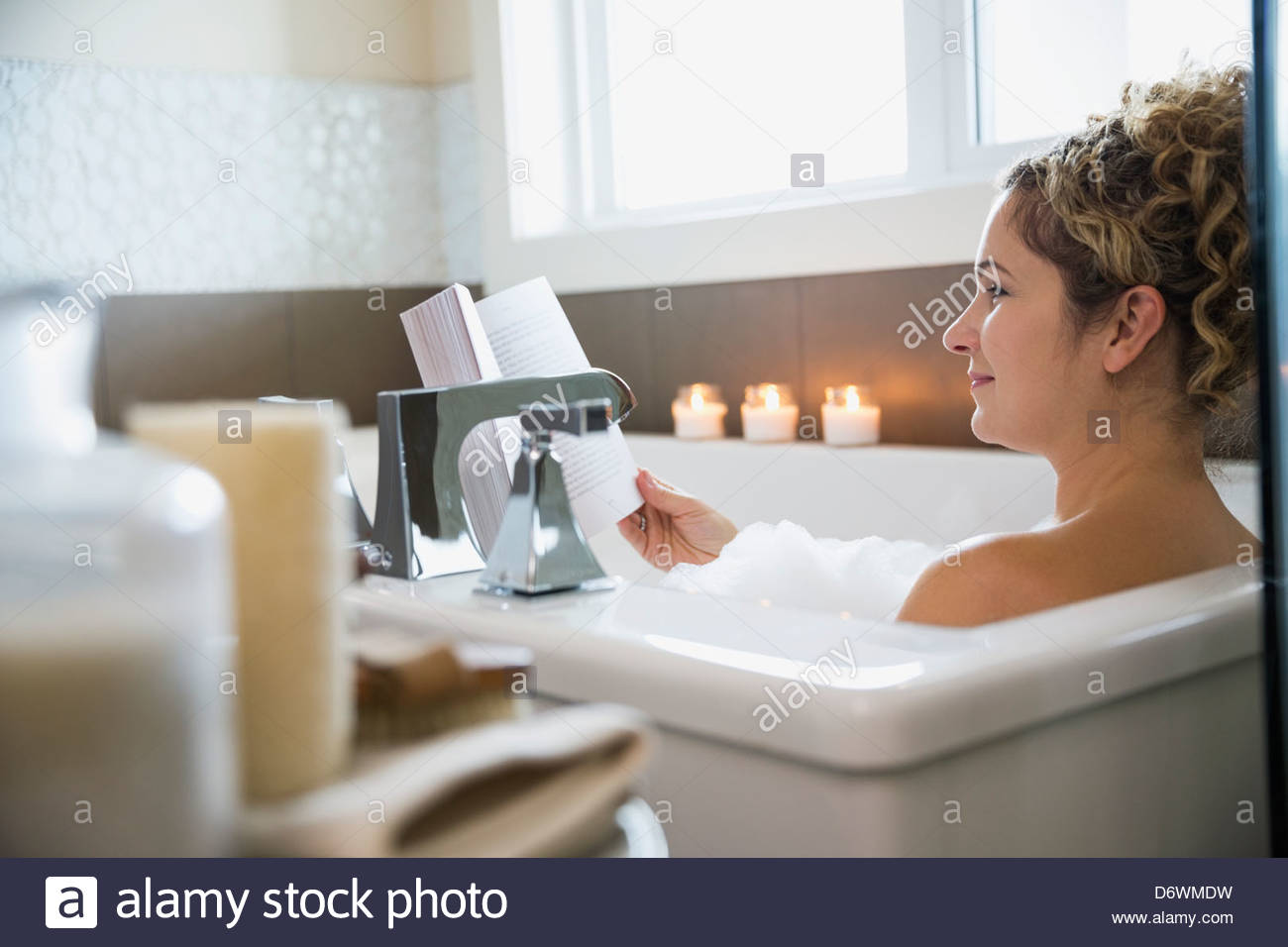 Leyendo en la bañera fotografías e imágenes de alta resolución - Alamy