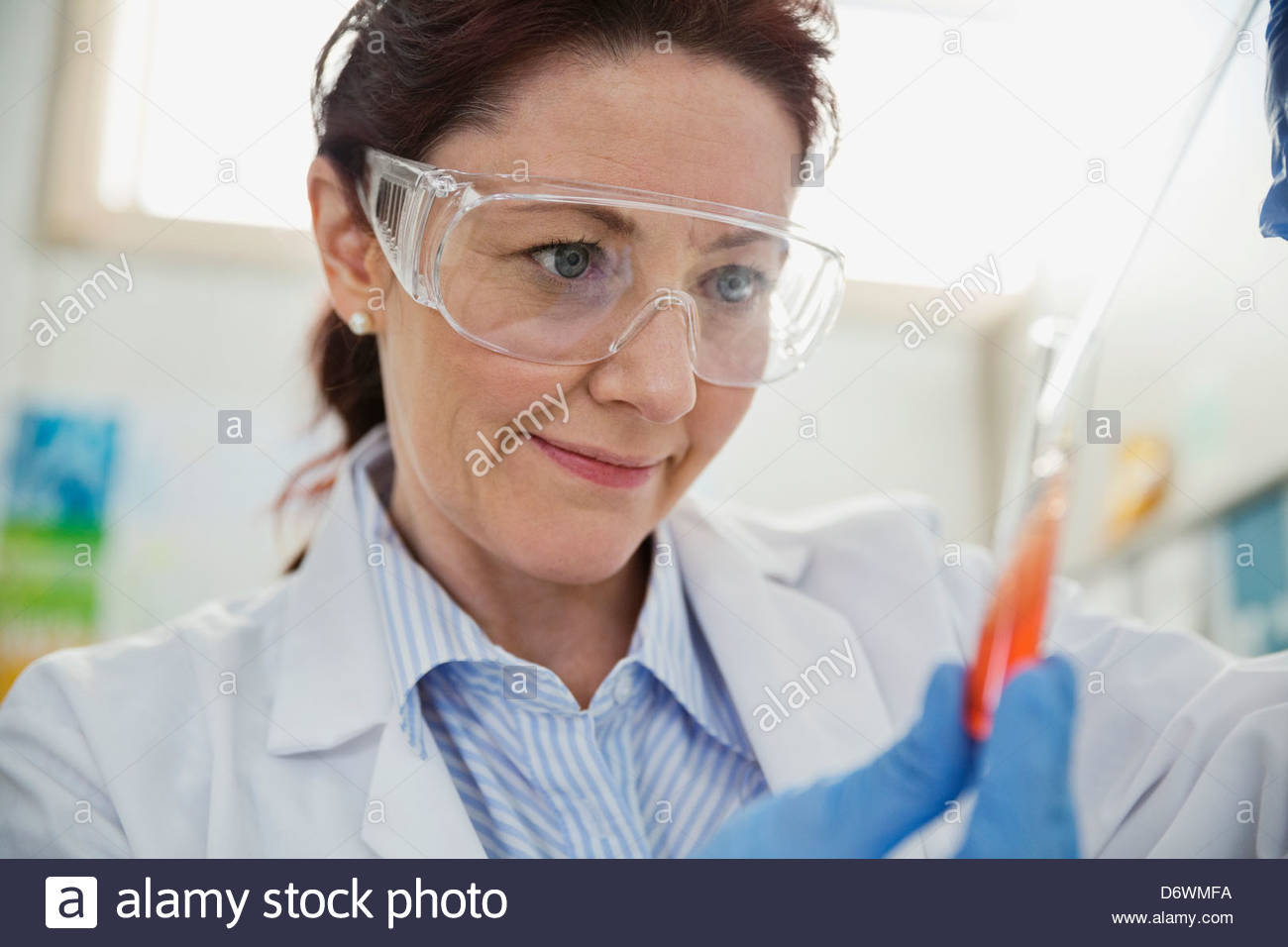 Close-up de técnico de laboratorio de pruebas hembra muestra en tubo de ensayo Foto de stock