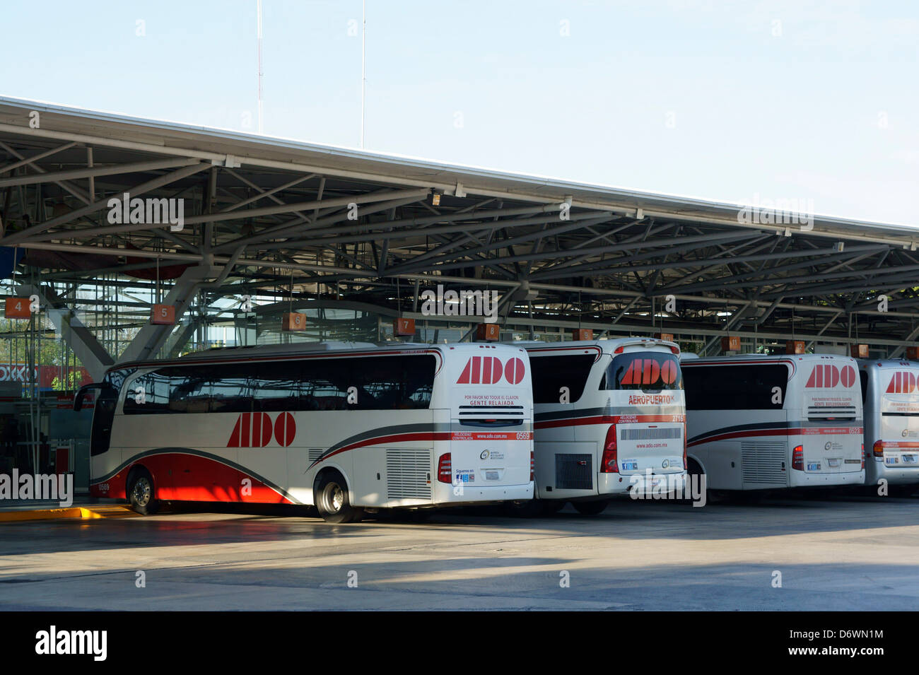 Ado bus station fotografías e imágenes de alta resolución - Alamy