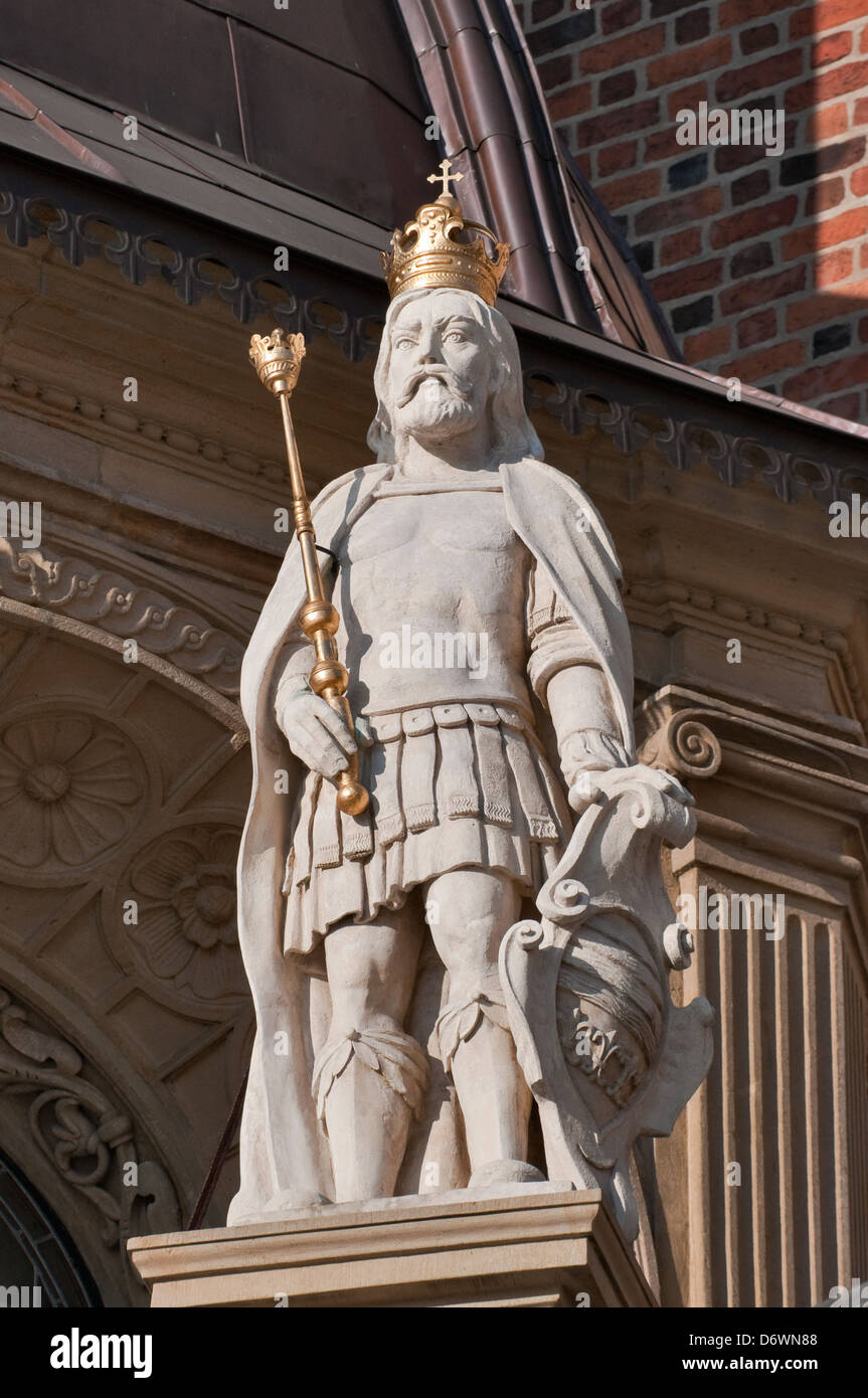 Estatua del rey en la catedral de Wawel, en Cracovia, Polonia Foto de stock
