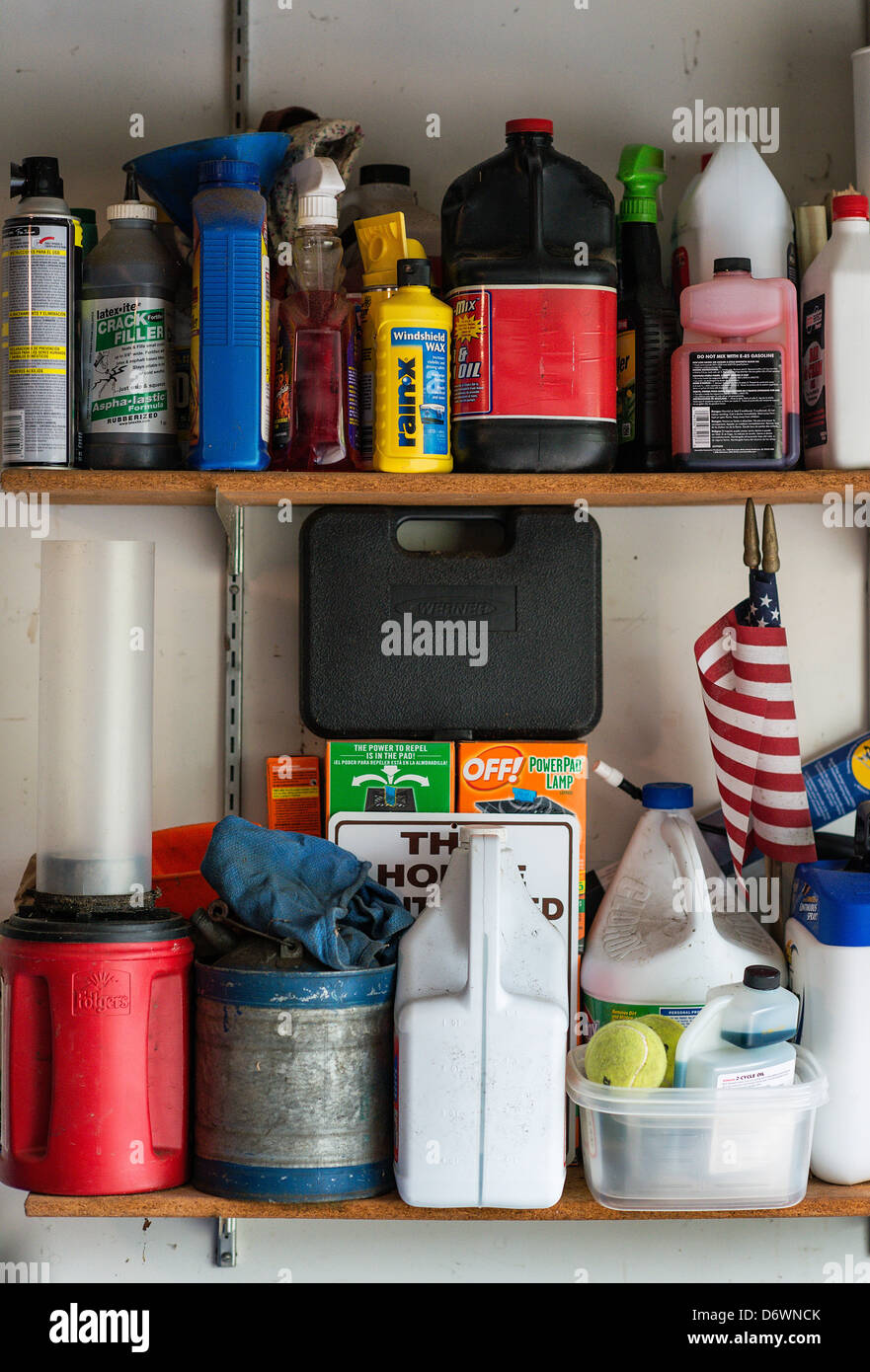 Almacenamiento de producto en un estante del garaje. Foto de stock