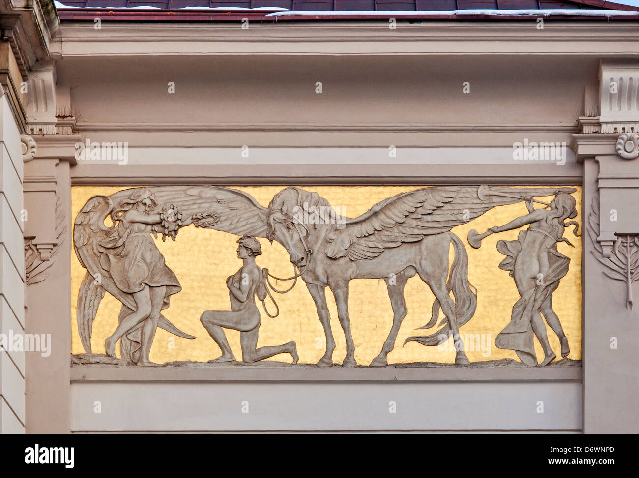 Panel de bajo relieve de estilo Art Nouveau, diseñado por Jacek Malczewski, en el friso de Palac Sztuki o Palacio de Bellas Artes de Cracovia, Polonia Foto de stock