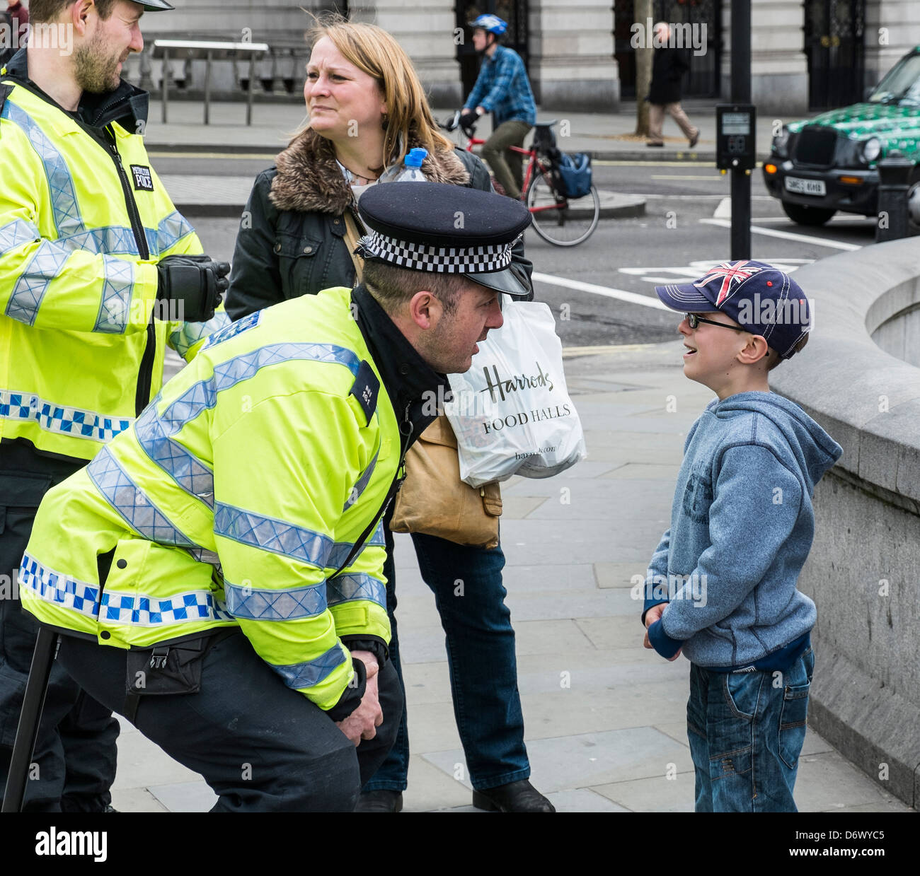 Un niño se reunió por primera vez con un amistoso Oficial de la Policía Metropolitana. Foto de stock