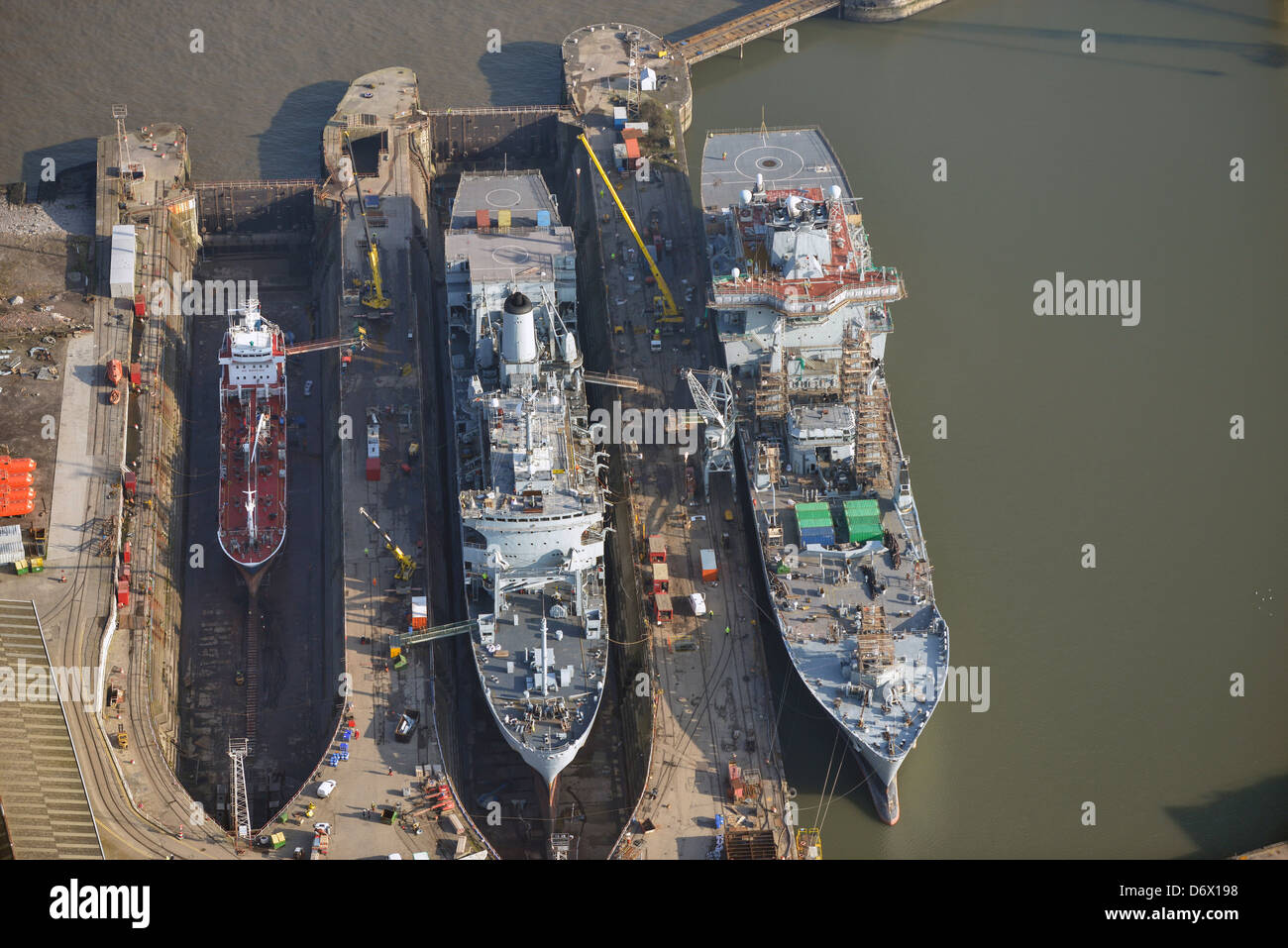 Fotografía aérea de los buques en dique seco para reparaciones en Birkenhead Merseyside Foto de stock