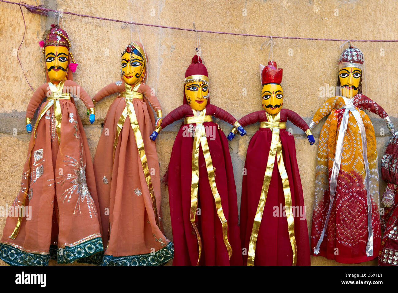 Souvenirs - indio populares muñecos marionetas tradicionales del norte de Rajasthan, Jaisalmer, India Foto de stock