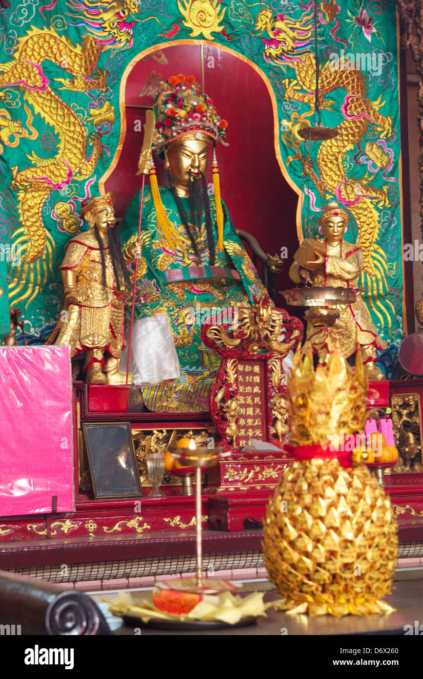 Una estatua en un templo chino Foto de stock