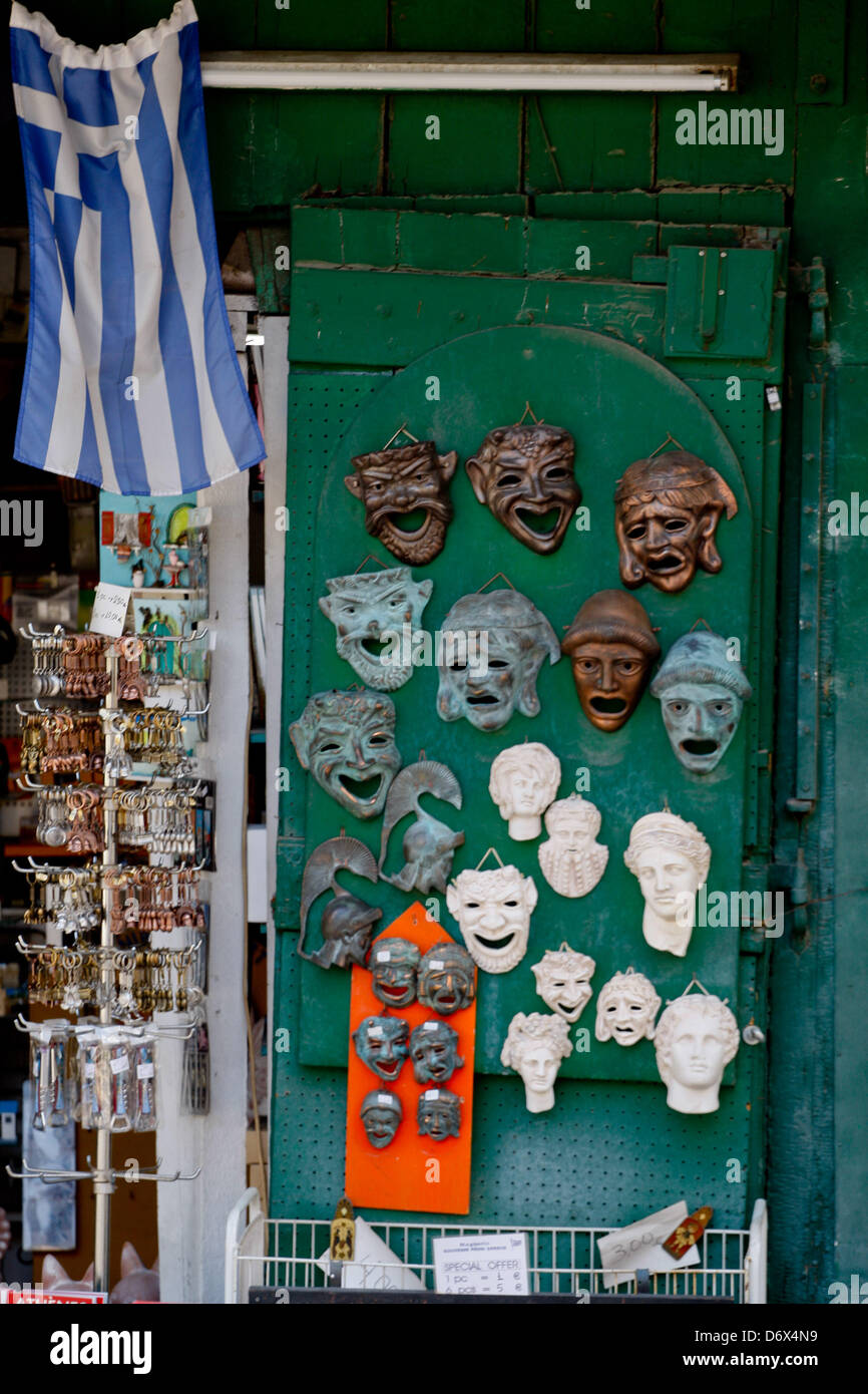 Abril 24, 2013 - Atenas, Grecia - un hombre abre su tienda de souvenirs con máscaras teatrales en el barrio antiguo de Atenas, Plaka. (Crédito de la Imagen: © Aristidis Vafeiadakis/ZUMAPRESS.com) Foto de stock