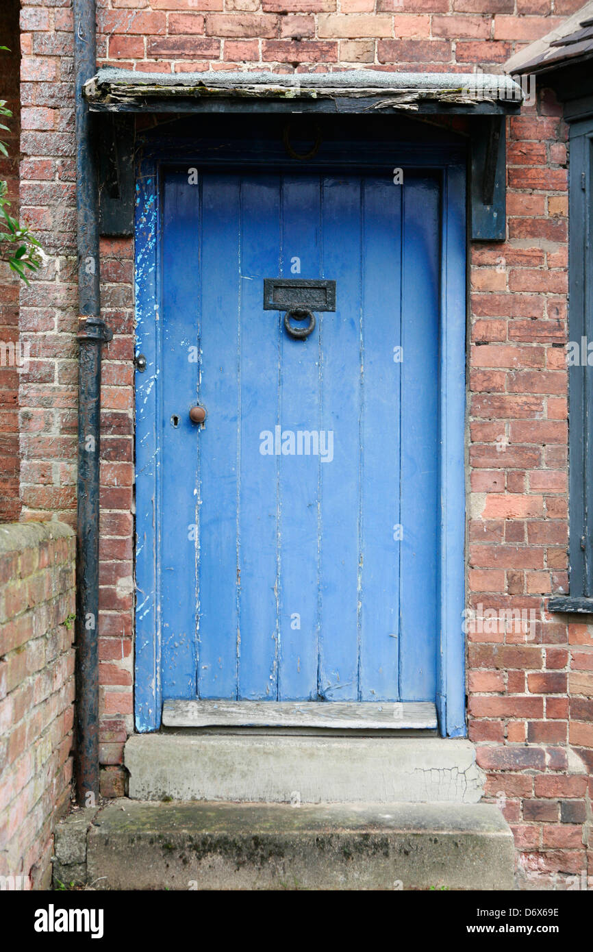 Antigua casa Victoriana con puerta frontal azul desapareció. Foto de stock