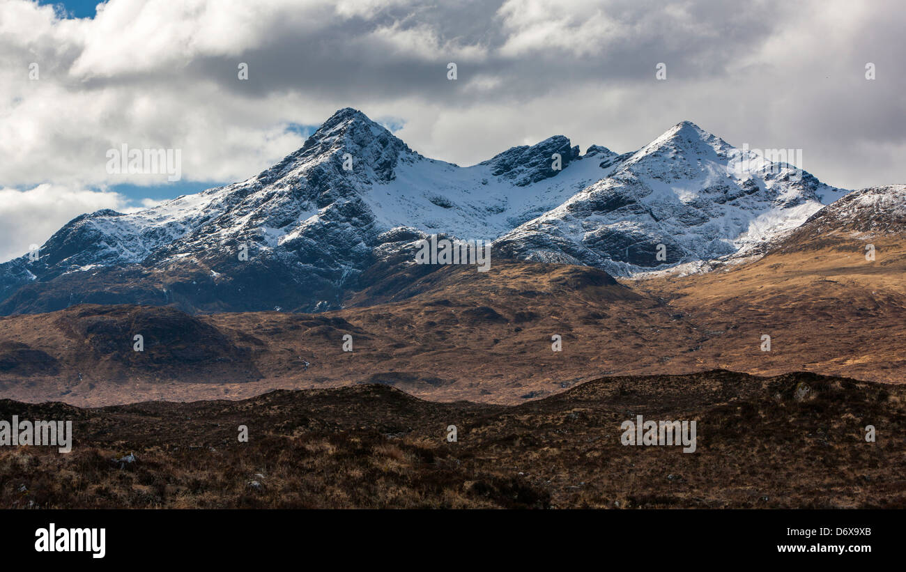 Una vista hacia Sgurr nan Gillean, Black Cuillins gama, Isla de Skye, Inner Hebrides, Escocia, Reino Unido, Europa. Foto de stock