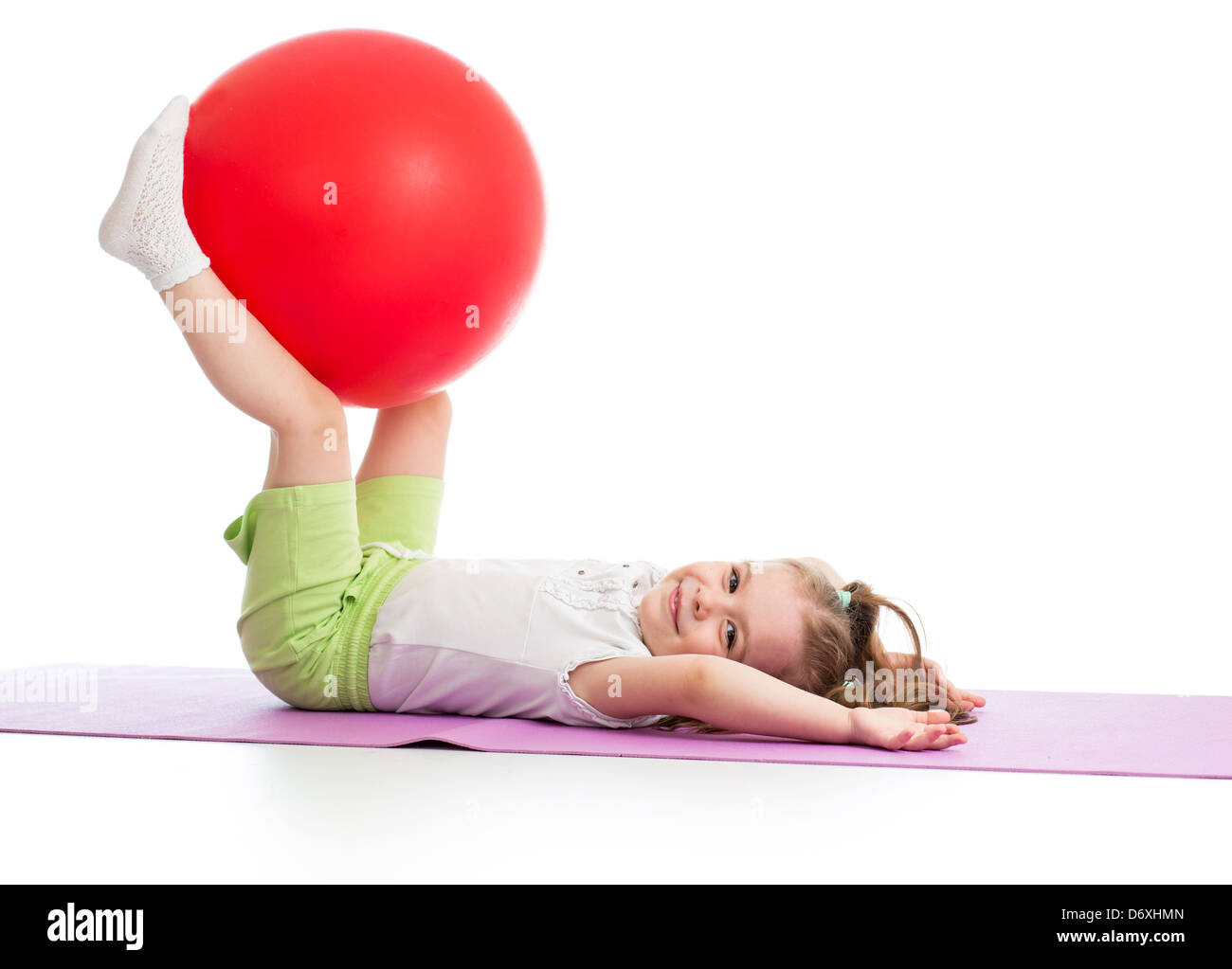 Sportive kid divirtiéndose con gimnasia aislados de bola Foto de stock