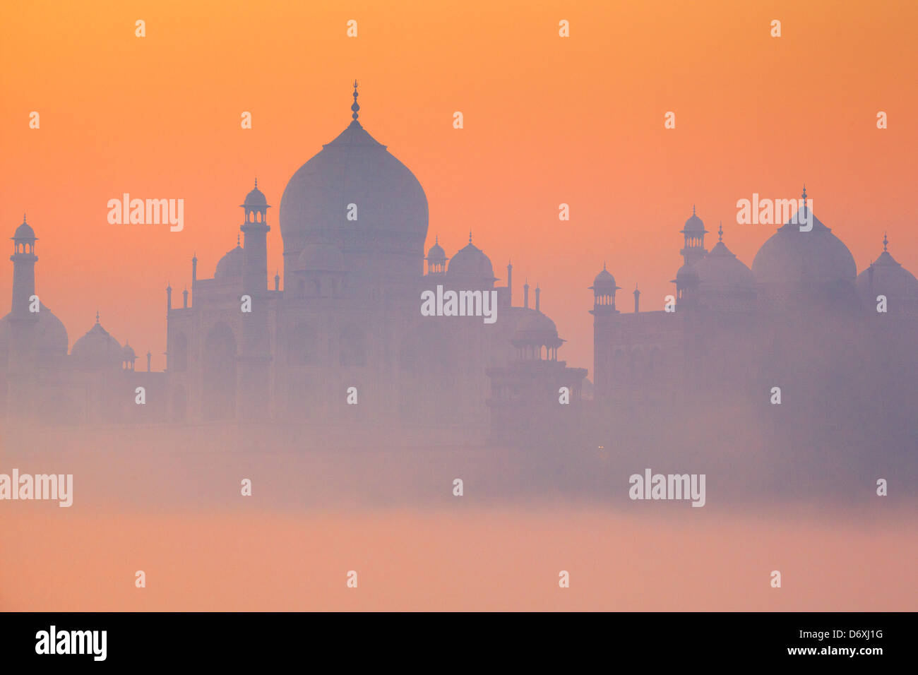 Horizonte de Taj Mahal al amanecer, Agra, Uttar Pradesh, India Foto de stock