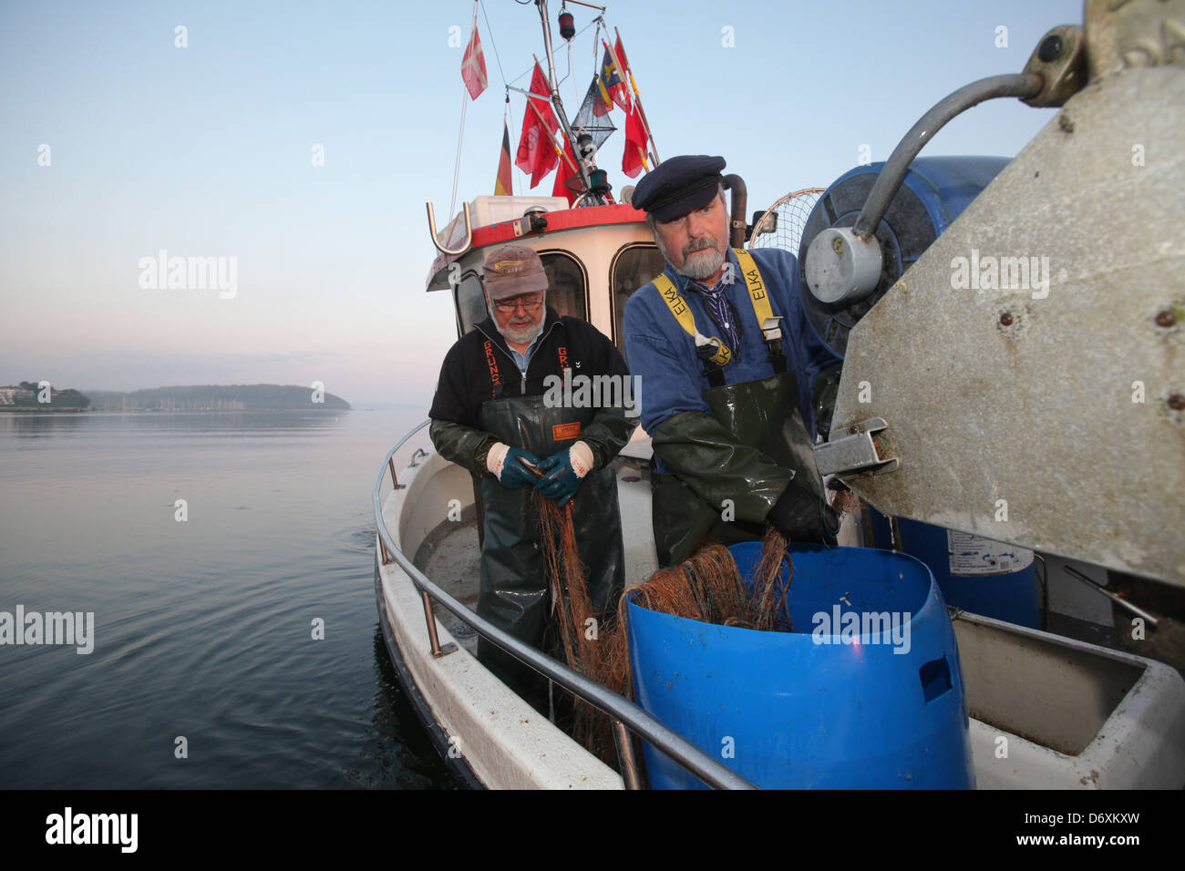 Flensburg, Alemania, los pescadores traen a tiempo parcial en la madrugada en las redes de un fiordo Flensburg Foto de stock