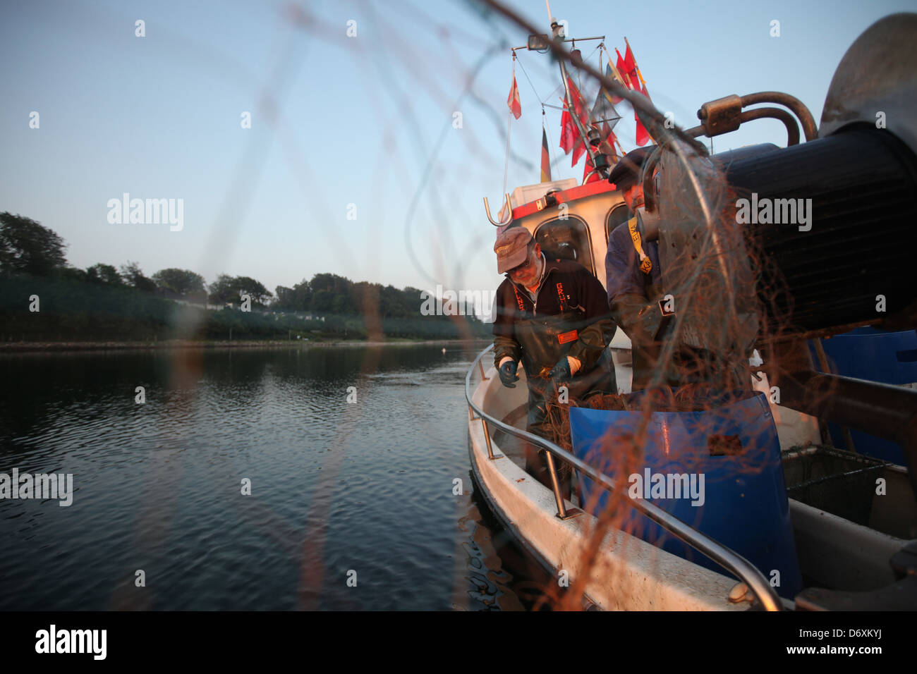 Flensburg, Alemania, los pescadores traen a tiempo parcial en la madrugada en las redes de un fiordo Flensburg Foto de stock