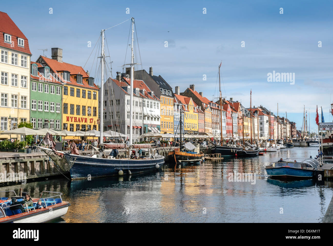 Vista de Nyhavn en Copenhague, Dinamarca, Europa imagen tomada de suelo público Foto de stock