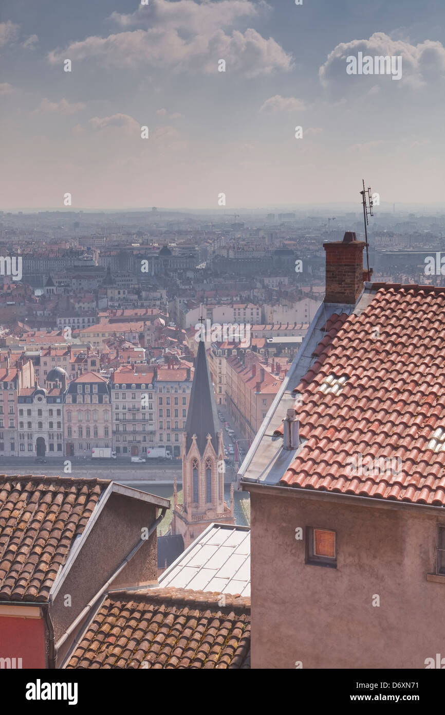 Mirando por encima de los tejados de la ciudad de Lyon, en Francia. Foto de stock