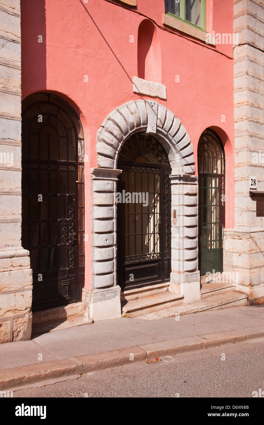 Una antigua puerta de entrada en el casco antiguo de Lyon. Foto de stock