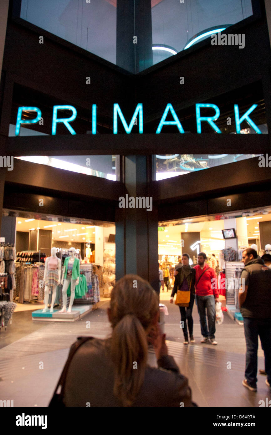 Londres, Reino Unido. Primark's flagship store en Oxford Street. Primark  fue el de las empresas que fue suministrado con ropa barata de trabajadores  en edificio derrumbado en Dhaka, Bangladesh, son temidos fueron