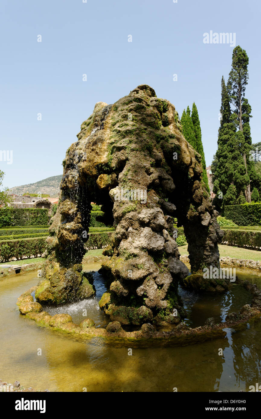 Villa d'Este. Tivoli. Italia. Vista de una de las dos fuentes o Mete Sudanti rústico, esta es una enorme roca de coral con f Foto de stock