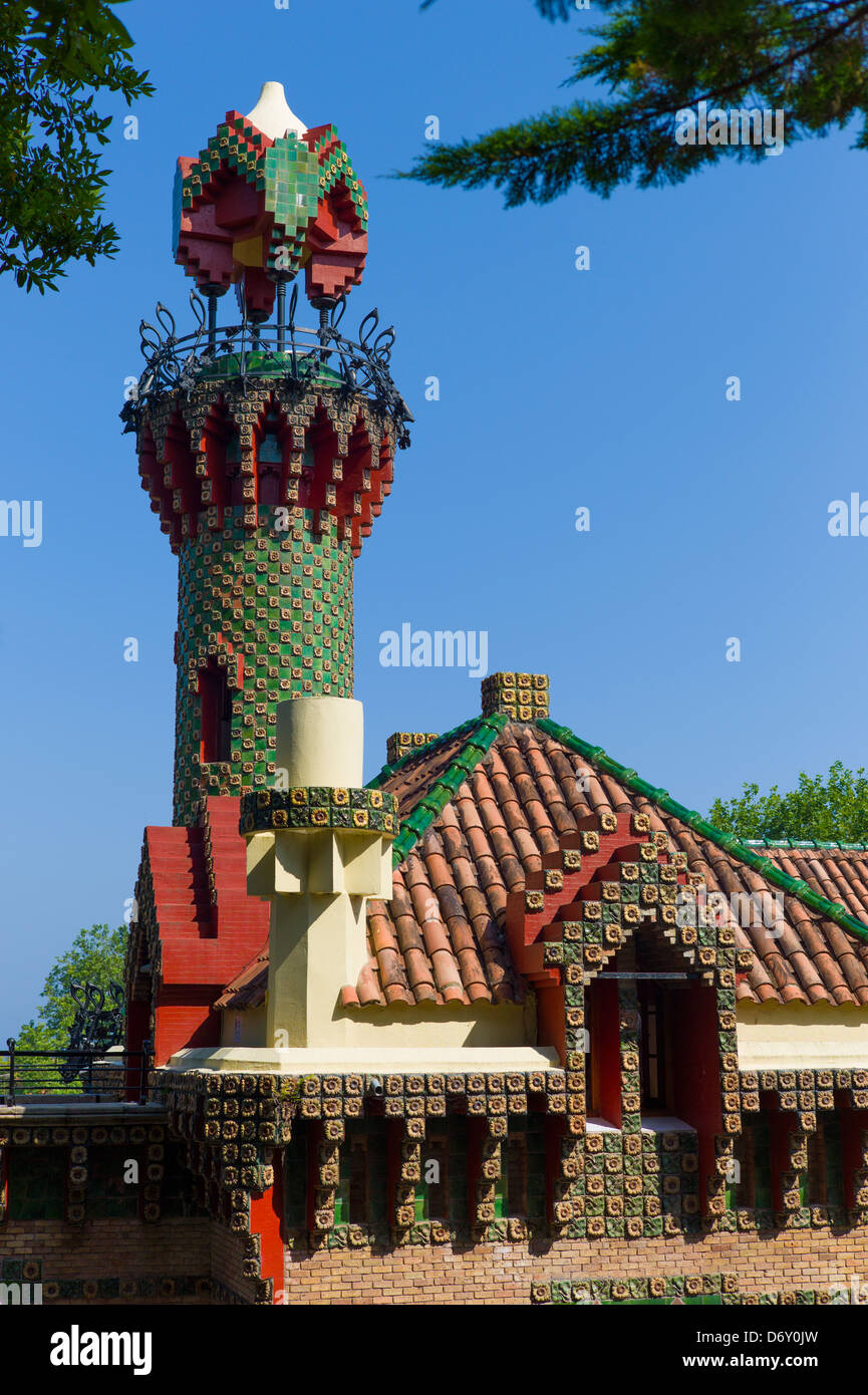 Torre mirador turístico el capricho de Gaudí (el caprice villa quijano) de comillas en Cantabria, al norte de España Foto de stock