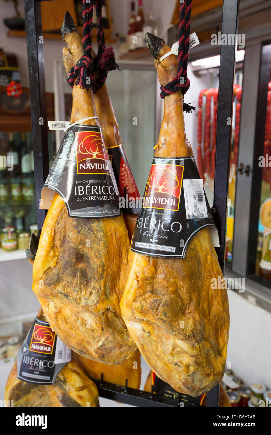 Jamon Iberico, el famoso jamón ibérico a la venta en la tienda de  comestibles en la calle principal de la ciudad de Laguardia, Rioja-Alavesa,  País Vasco, España Fotografía de stock - Alamy