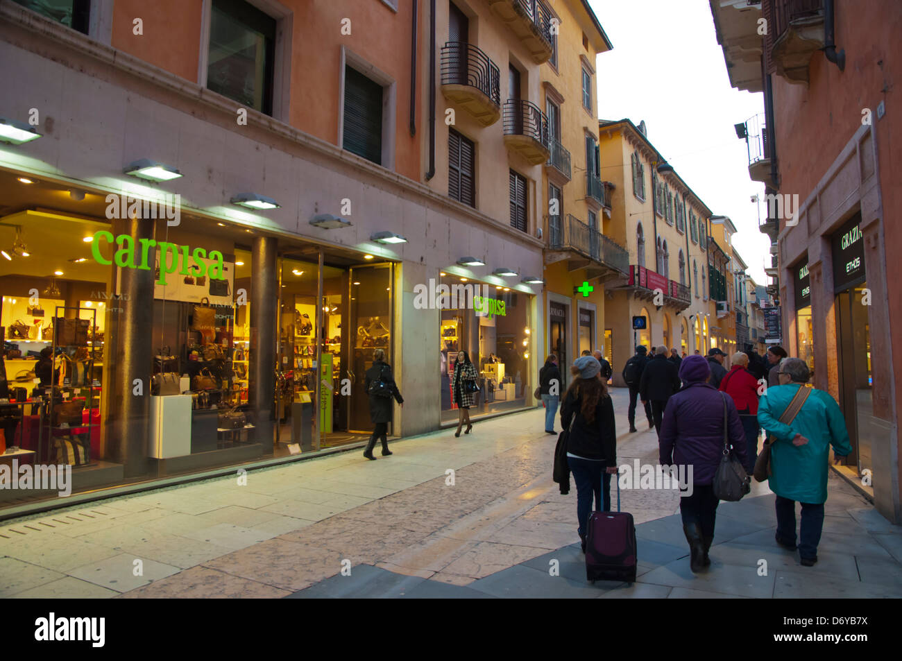 Via Mazzini calle peatonal céntrica de la ciudad de Verona Véneto Italia Europa Foto de stock