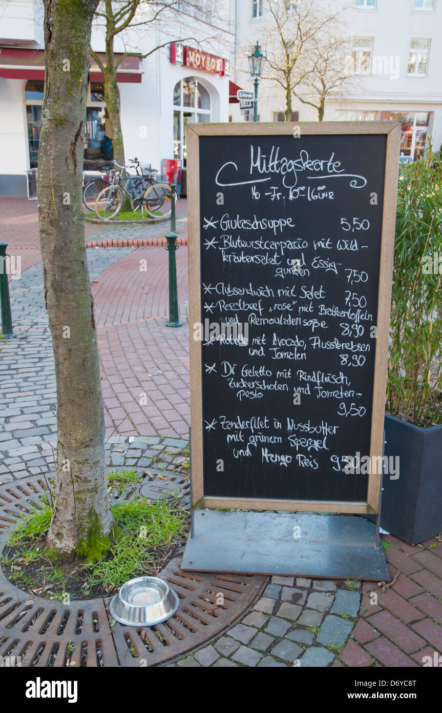 Restaurante Menú junta con agua para perros Medienhafen área de la ciudad de Dusseldorf, Renania del Norte Westfalia región EUROPA Alemania occidental Foto de stock