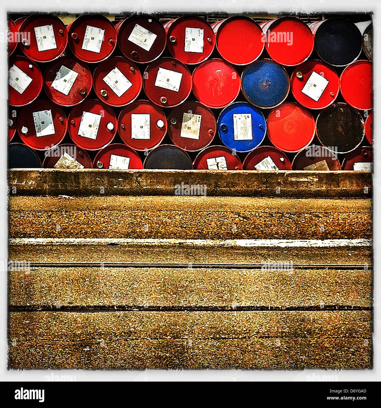 Pila de barriles industriales Foto de stock